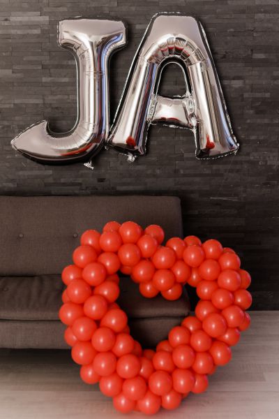 Folienbuchstaben XXL JA in silber und rotes Herz aus Latexballons für Fotoshooting und Hochzeitsdekoration