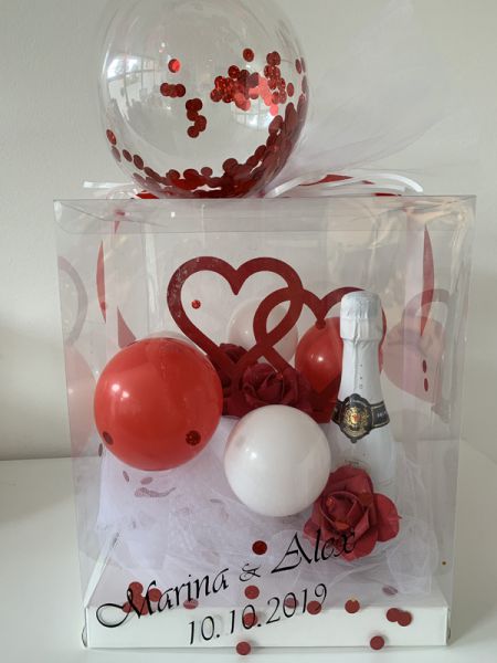 Geschenkbox mit roten Doppelherzen personalisiert mit einer individuellen Gestaltung