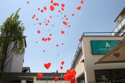 Steigende Herzballons bei Hochzeiten vor der Hochzeitslocation
